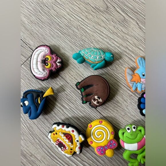 Set of 10 Crocs charms - Picture 2 of 3